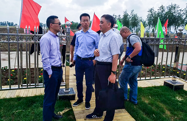 與會領導參觀梨樹縣耕地質量與黑土地保護示范區監測點
