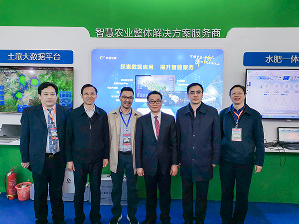 全國農技推廣中心劉天金主任(中)、王福祥副主任(左2)、高祥照總農藝師(左1)、節水處杜森處長(右1)、山東省農業農村廳王敬東副廳長(右2)等領導一行蒞臨托普云農展位