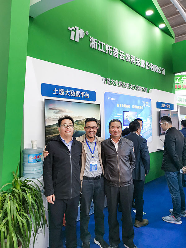 內蒙古土肥站鄭海春站長(右)白云龍副站長(左)