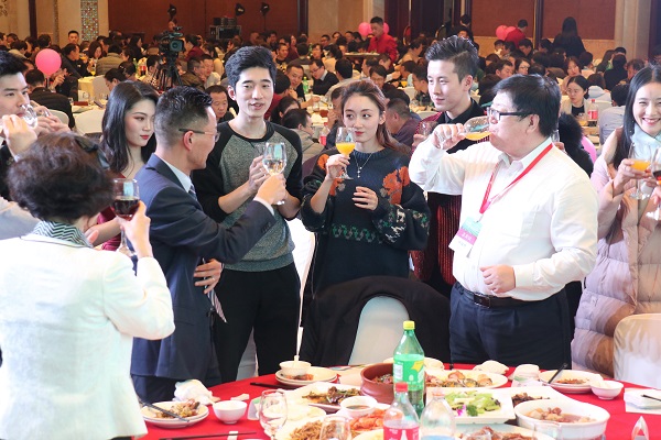 舉杯交錯,情誼相牽