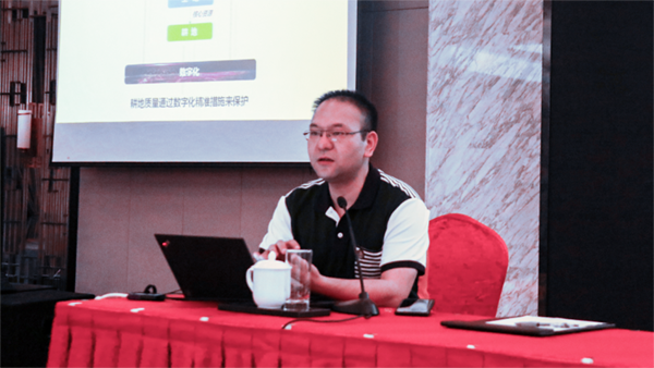 托普云農(nóng)副總經(jīng)理錢(qián)鵬作專(zhuān)題匯報(bào)