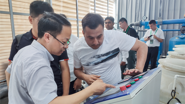 考察團一行詳細了解數字農業解決方案和具體應用成效