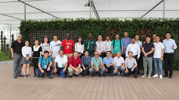 考察團一行詳細了解數字農業解決方案和具體應用成效