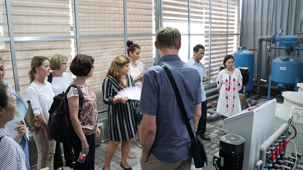 研修班一行在現(xiàn)代農(nóng)業(yè)產(chǎn)業(yè)園現(xiàn)場(chǎng)觀摩3