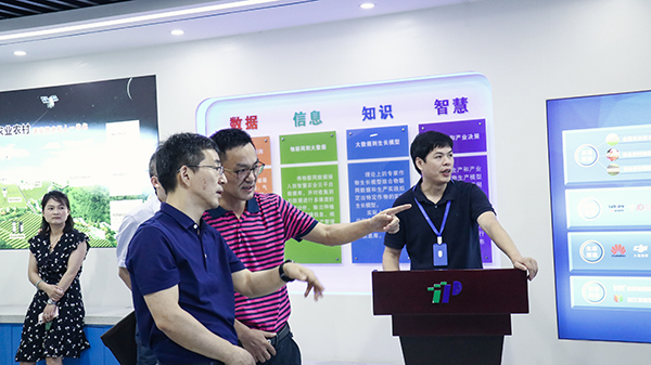 趙部長對托普云農表達了高度認可