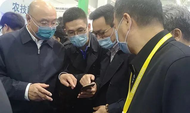 農業農村部種植業管理司司長潘文博(左一)一行體驗“土肥管家APP”