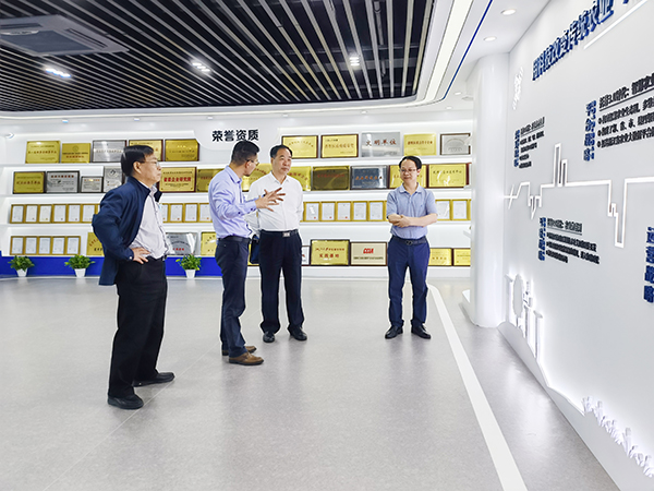 中國農(nóng)業(yè)技術(shù)推廣協(xié)會會長陳生斗、秘書長張互助蒞臨托普云農(nóng)考察參觀