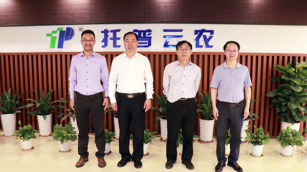 中國農(nóng)業(yè)技術(shù)推廣協(xié)會會長陳生斗、秘書長張互助蒞臨托普云農(nóng)考察參觀