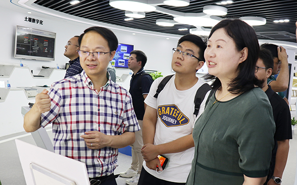 劉燕副主任一行參觀數字三農展廳