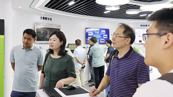 劉燕副主任一行參觀數字三農展廳