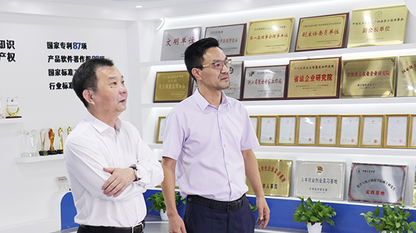 柴世民局長一行參觀托普云農數(shù)字三農展廳