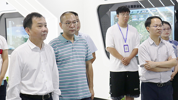 柴世民局長一行參觀托普云農數(shù)字三農展廳
