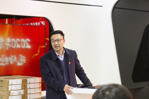 陳渝陽(yáng)董事長(zhǎng)與伙伴們進(jìn)行分享