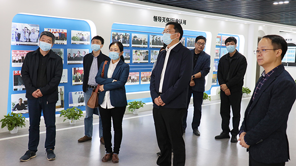 浙江省農(nóng)業(yè)科學(xué)院黨委委員、副院長楊華一行參觀托普云農(nóng)展廳